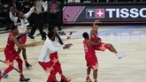 Tim Giannis merayakan keberhasilan Trae Young yang mencetak tembakan tiga angka dalam laga NBA All Star. (AP Photo/David Banks)