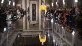 Tak semua bermain aman. Beckham juga bereksperimen dengan warna yang cukup 'mengejutkan' seperti kuning cerah, merah, dan cobalt. (Photo by DANIEL LEAL-OLIVAS / AFP)