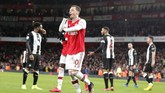 Arsenal menghajar Newcastle 4-0 di Stadion Emirates. Mesut Ozil mencetak satu dari empat gol The Gunners. (AP Photo/Frank Augstein)