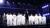 Laga NBA All Star 2020 diawali dengan penghormatan kepada Kobe Bryant dan anaknya, Gianna, yang meninggal dalam kecelakaan helikopter 26 Januari. Legenda NBA, Earvin 'Magic' Johnson turut memberikan penghormatan pada Kobe. (AP Photo/Nam Huh)