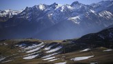 Pemanasan global membuat volume salju yang turun sangat tipis dan hanya dirasakan di puncak gunung yang tinggi. (Anne-Christine POUJOULAT / AFP)