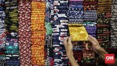 Pedagang pun menjajakan batik print yang dijual meteran untuk memenuhi segmen pasar warga yang merancang pakaian sendiri dengan bahan batik. (CNNIndonesia/Safir Makki)