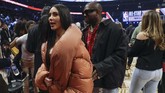 Selebritas Amerika Serikat, Kim Kardashian dan Kanye West, turut menyemarakkan laga bintang-bintang NBA pada musim ini. (AP Photo/Nam Huh)