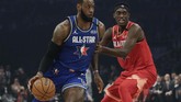 LeBron James mendribel bola mencoba melewati Pascal Siakam dalam laga NBA All Star 2020. Dalam laga kali ini, bintang LA Lakers itu bermain kurang dari 19 menit. (AP Photo/Nam Huh)