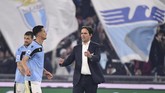 Pelatih Lazio Simone Inzaghi (kanan) merayakan kemenangan timnya atas Inter Milan 2-1. Lazio juga berhasil menyalip Inter di posisi kedua klasemen sementara. (Alfredo Falcone/LaPresse via AP)