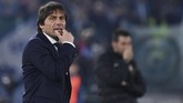 Pelatih Inter Milan Antonio Conte terlihat cemas usai Lazio berhasil menyamakan skor. (Alfredo Falcone/LaPresse via AP)