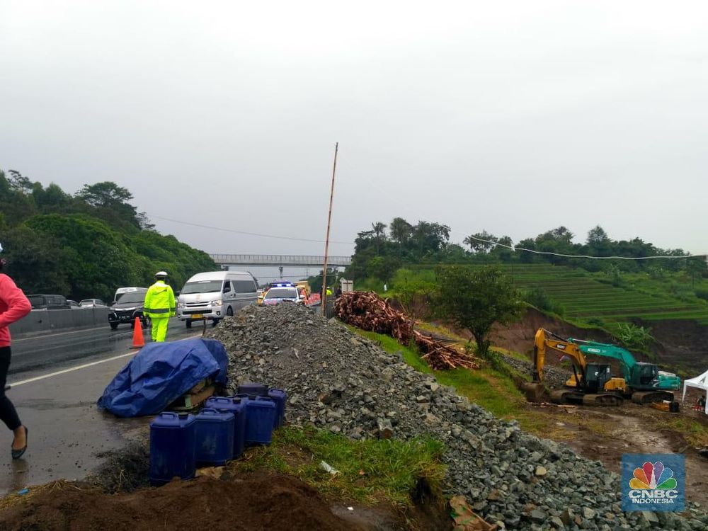 Melihat Longsor di Dekat Jalan  Tol  Cipularang KM  118 Foto 1