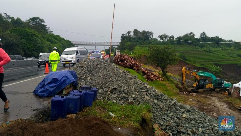 Longsor terjadi di dekat Tol Cipularang dengan Ketinggian tebing 15 meter dan lebar sekitar 30 meter.