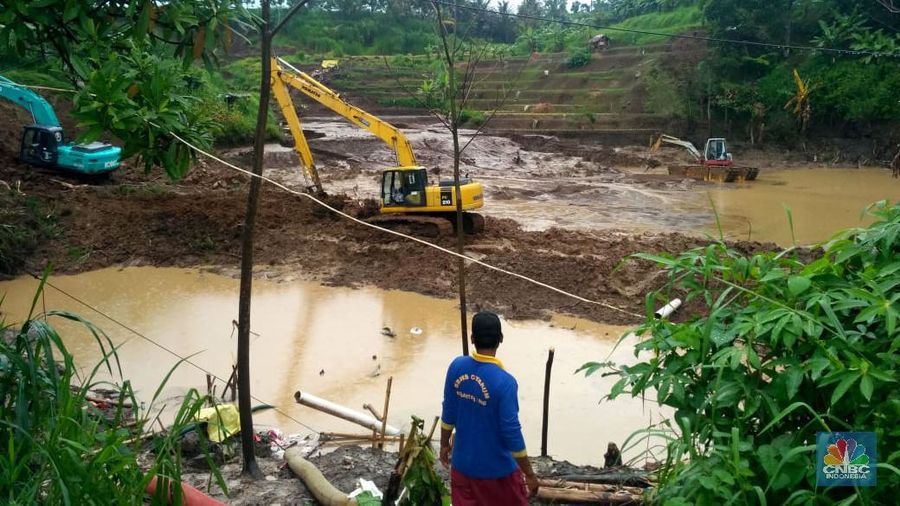 Longsor terjadi di dekat Tol Cipularang dengan Ketinggian tebing 15 meter dan lebar sekitar 30 meter.