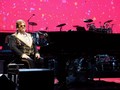 Sakit, Elton John Menangis Tak Dapat Tuntaskan Konser