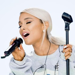 Hot News! Ariana Grande Resmi Menikah