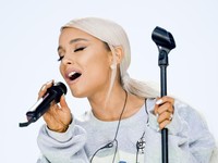 Hot News! Ariana Grande Resmi Menikah