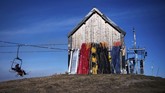 Resor Luchon-Superbagneres di Pyrennees, Prancis, dikritik karena menggunakan helikopter untuk mengirim salju ke lereng-lereng skinya. (Anne-Christine POUJOULAT / AFP)