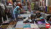 Para pedagang umumnya berasal dari wilayah industri batik seperti Madura, Cirebon, Pekalongan, Solo, Yogya, Madiun, Tulung Agung hingga Sumatera. (CNNIndonesia/Safir Makki)
