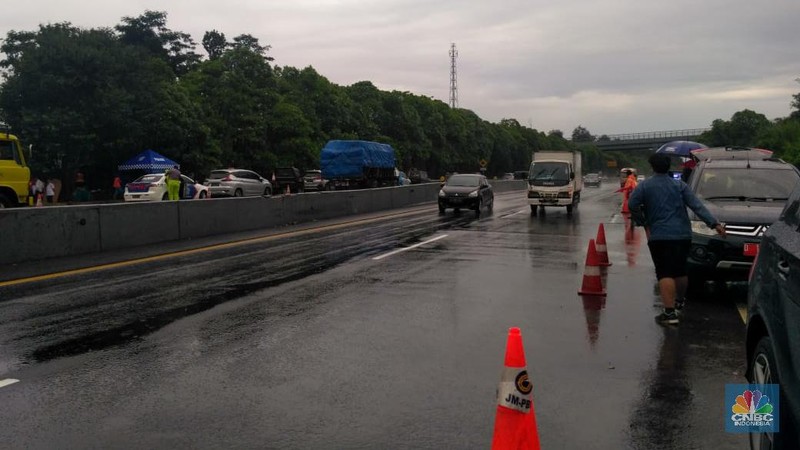 Longsor terjadi di dekat Tol Cipularang dengan Ketinggian tebing 15 meter dan lebar sekitar 30 meter.