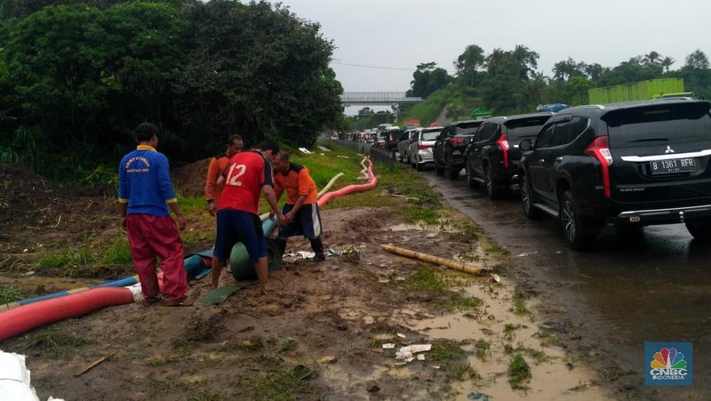 Longsor terjadi di dekat Tol Cipularang dengan Ketinggian tebing 15 meter dan lebar sekitar 30 meter.