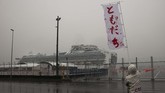 Karantina terhadap lebih dari 2.000 penumpang kapal pesiar Diamond Princess di perairan Yokohama, Jepang selama dua pekan sejak 3 Februari 2020 telah berakhir pada Senin (17/2). (AP Photo/Jae C. Hong)