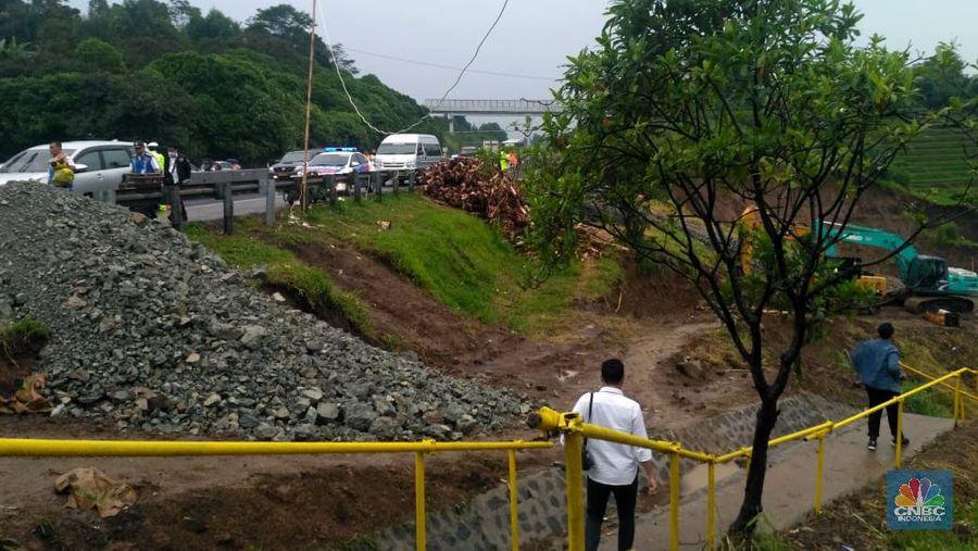 Longsor terjadi di dekat Tol Cipularang dengan Ketinggian tebing 15 meter dan lebar sekitar 30 meter.