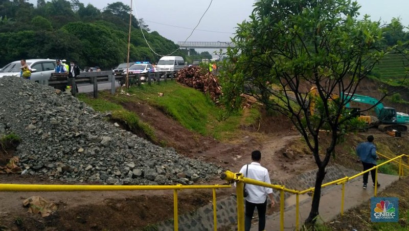 Longsor terjadi di dekat Tol Cipularang dengan Ketinggian tebing 15 meter dan lebar sekitar 30 meter.