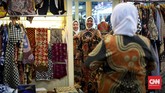 Tak hanya warga Jakarta, mereka yang datang dari luar daerah hingga luar negeri pun beramai-ramai menyempatkan diri untuk memborong batik di sentra batik Tanah Abang ini. (CNNIndonesia/Safir Makki)