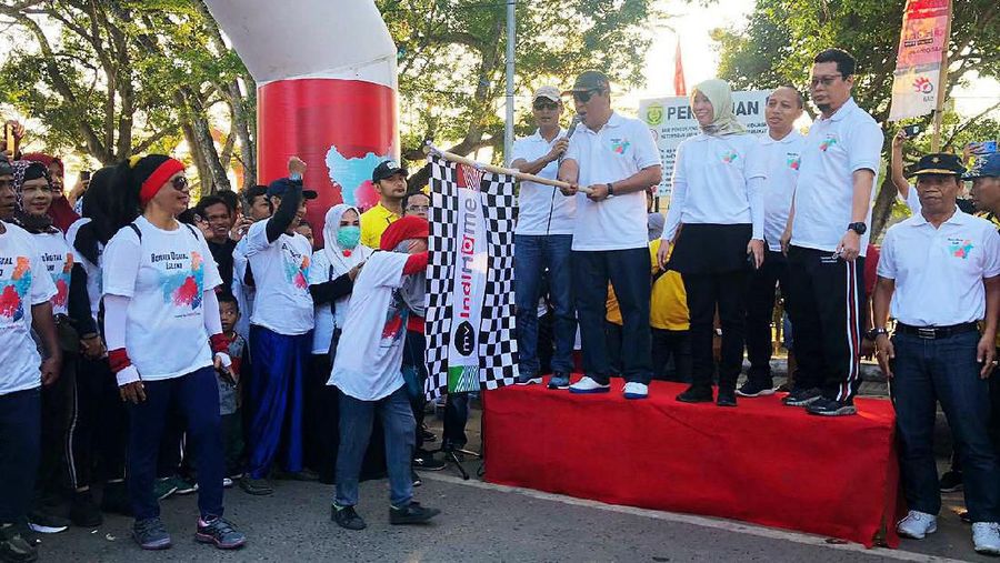 Gubernur Kalimantan Selatan H. Sahbirin Noor (di stage, kedua dari kiri) bersama dengan Danrem 101 Antasari Kol. Inf. M. Syech Ismed SE, M.HAM (di stage, paling kiri), Direktur Consumer Service Telkom Siti Choiriana (di stage, tengah), Executive Vice President Telkom Regional VI Area Kalimantan Rijanto Utomo (di stage, paling kanan) dan Deputy Executive Vice President Infrastructure Telkom Regional VI Area Kalimantan Ambari (di stage, kedua dari kanan) saat melepas peserta jalan sehat dalam acara Borneo Digital Island di Banjarmasin, beberapa waktu yang lalu. (Dok.Telkom)