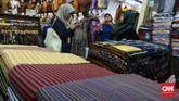 Kain tenun lurik, songket, maupun tenun lainnya pun tersedia di sentra batik ini. (CNNIndonesia/Safir Makki)