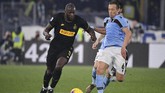 Striker Inter Milan Romelu Lukaku, coba diadang gelandang Lazio Lucas Leiva. (Alfredo Falcone/LaPresse via AP)