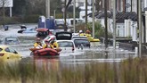 Inggris menerbitkan 600 peringatan bahaya banjir dan badai di wilayah yang terbentang dari Sungai Tweed yang membatasi Inggris dan Skotlandia sampai daerah Cornwall di barat daya. (Ben Birchall/PA via AP)