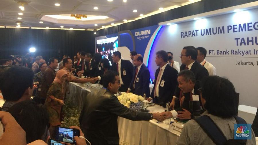 PT Bank Rakyat Indonesia Tbk (BBRI) membagikan dividen 60% dari laba bersih 2019 atau setara dengan Rp 20,6 triliun.