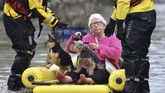 Banjir yang cukup tinggi dilaporkan terjadi di sebelah selatan Wales dan bagian barat kawasan tengah Inggris. (Ben Birchall/PA via AP)