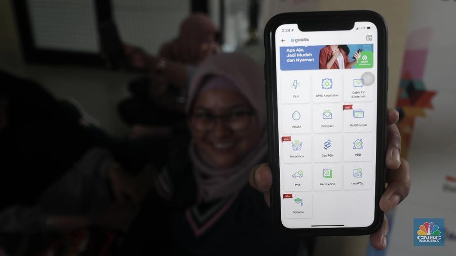 Orang tua murid menunjukkan aplikasi pembayaran sekolah lewat digital di sekolah madrasah pembangunan uin, tangerang selatan, selasa, 18/2/2020. madrasah pembangunan uin ini merupakan salah satu yang nantinya menerapkan pembayaran via digital. menurut orang tua murid mengaku belum disosialisasikan pihak sekolah. seperti diketahui pembayaran spp di beberapa sekolah sudah dapat dilakukan dengan pembayaran elektronik gopay. kementerian pendidikan dan kebudayaan (kemdikbud) mendukung kebijakan dari kerja sama teknologi di bidang pendidikan. pembayaran dapat dilakukan melalui aplikasi gojek di fitur gobills, dan telah terhubung dengan 180 lembaga pendidikan seperti pesantren, madrasah, sekolah dan tempat kursus di indonesia. tidak hanya membayar spp, pembayaran pendidikan lain seperti buku, seragam, dan kegiatan ekstrakurikuler juga dapat dibayar dengan gopay. (CNBC Indonesia/Muhammad Sabki)