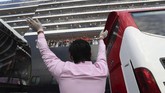 Namun pada Sabtu (15/2) lalu seorang penumpang dinyatakan positif corona ketika singgah di Malaysia. (AP Photo/Heng Sinith)