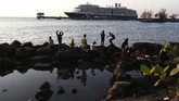 Kapal pesiar Westerdam akhirnya diizinkan berlabuh di Kamboja sempat ditolak di Jepang, Filipina, dan Thailand selaam berhari-hari. (AP Photo/Heng Sinith)