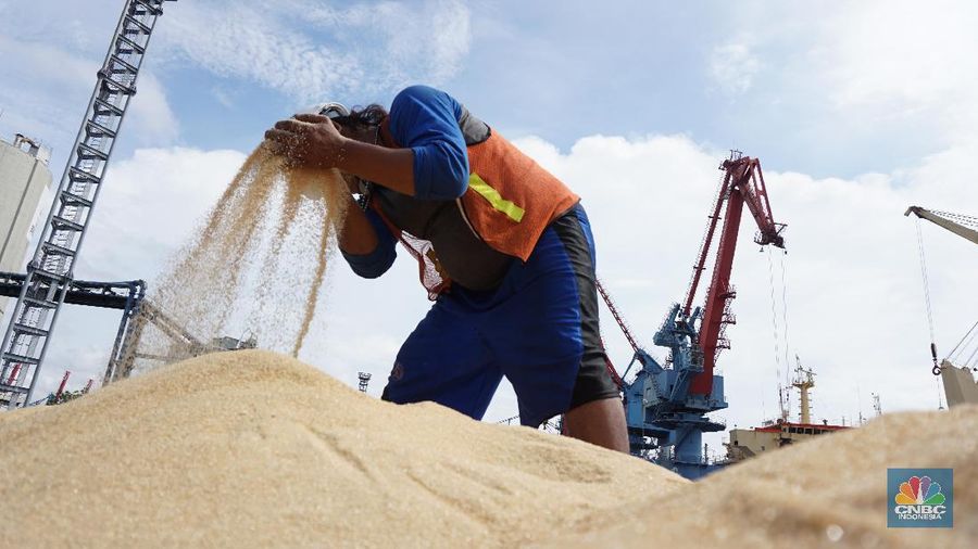 Bongkar Muat Gula Pasir. (CNBC Indonesia/Tri Susilo)