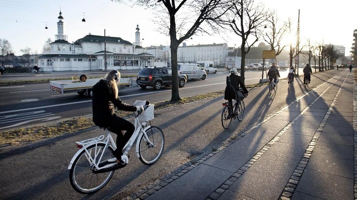 Denmark Weather Cyclists make their along a cycle path in the center of Copenhagen, Denmark, Friday, March 2, 2012. (AP Photo/Polfoto, Jens Dresling) DENMARK OUT