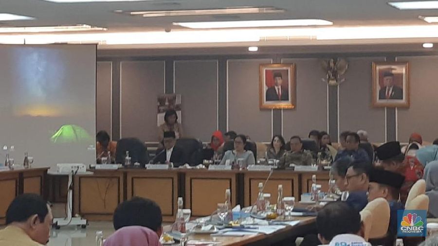 DPR RI menggelar rapat gabungan yang dihadiri perwakilan dari sejumlah komisi untuk membahas persoalan kenaikan iuran BPJS Kesehatan.
