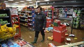 Kementerian Pertahanan Inggris menerjunkan tentara untuk membantu penduduk di West Yorkshire yang rumahnya terdampak banjir akibat terjangan Badai Ciara pada pekan lalu. (Photo by Oli SCARFF / AFP)