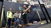 Hasil rontgen X-ray yang dilakukan Kementerian Kesehatan Malaysia mengonfirmasi perempuan itu memiliki tanda-tanda pneumonia. (AP Photo/Heng Sinith)