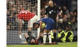 Pemain Chelsea Ross Barkley mencoba memastikan kondisi David De Gea yang mengalami cedera. (AP Photo/Ian Walton)