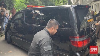 Jenazah Ashraf Sinclair Diberangkatkan dari Rumah Duka
