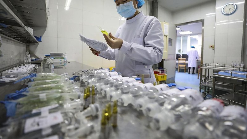 Wabah corona masih terus merajalela di China. Tim medis terus berjuang menangani para pasien.
