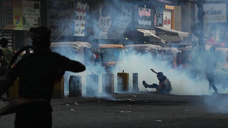 Pasukan keamanan Irak menggunakan gas air mata dan ketapel untuk membubarkan pengunjuk rasa.