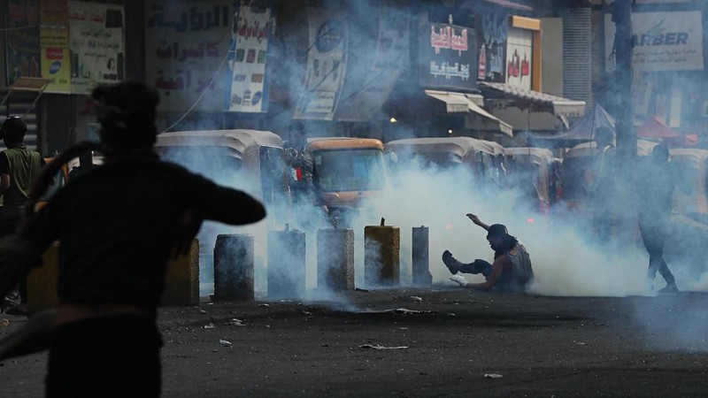 Pasukan keamanan Irak menggunakan gas air mata dan ketapel untuk membubarkan pengunjuk rasa.