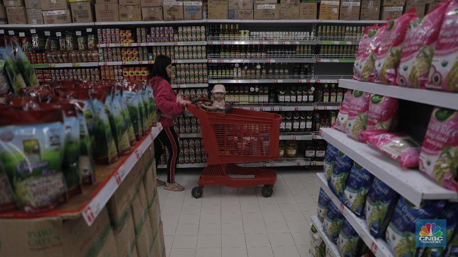 Sertifikasi halal dinilai menjadi aspek penting dalam bisnis makanan di Tanah Air. Hal itu berkaitan dengan rasa aman seiring garansi yang diberikan atas produk atau jasa yang dibeli.
Ketua Indonesia Halal Lifestyle Center (IHLC) Sapta Nirwandar mengatakan, untuk perusahaan besar seperti PT Indofood Sukses Makmur Tbk (INDF), tak bisa dimungkiri sertifikasi halal menambah penjualan produk yang dihasilkan.