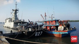 KRI Kerambit Tangkap Kapal Berbendera Malaysia Pencuri Ikan