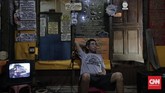 Satu yang paling unik ketika pengunjung masuk ke kiosnya, tulisan-tulisan terpampang di setiap sudut dinding. Berawal dari pengalaman konsumen yang sering komplain karena tidak mengerti menggunakan jam tangan, Koh Hendra menulis berbagai curhatan yang sering ia temui. (CNN Indonesia/Adhi Wicaksono)