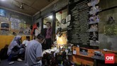 Tak cuma toko-toko pengecer, tukang jam (watchmaker) di kampung-kampung bisa turut menikmati rejeki dari menjual jasa servis dan reparasi. (CNN Indonesia/Adhi Wicaksono)