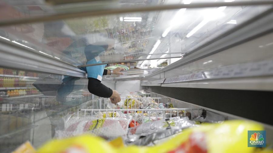Sertifikasi halal dinilai menjadi aspek penting dalam bisnis makanan di Tanah Air. Hal itu berkaitan dengan rasa aman seiring garansi yang diberikan atas produk atau jasa yang dibeli.

Ketua Indonesia Halal Lifestyle Center (IHLC) Sapta Nirwandar mengatakan, untuk perusahaan besar seperti PT Indofood Sukses Makmur Tbk (INDF), tak bisa dimungkiri sertifikasi halal menambah penjualan produk yang dihasilkan.

