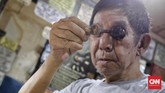 Adalah Koh Hendra Aseng, salah satu juru servis arloji yang masih bertahan di Pasar Lama Jatinegara. Pria usia 69 tahun ini meneruskan usaha sang kakak yang dimulai sejak medio 90an. Setengah berseloroh Koh Hendra mengungkapkan, merasa perlu mereparasi 'jam karet'--mengacu pada kebiasaan telat sebagian orang. (CNN Indonesia/Adhi Wicaksono)