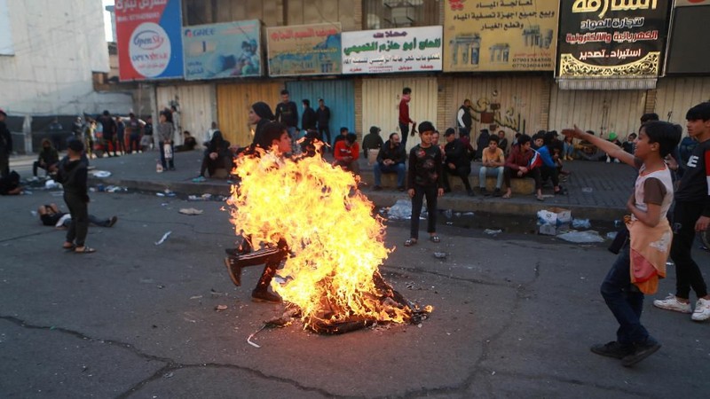 Pasukan keamanan Irak menggunakan gas air mata dan ketapel untuk membubarkan pengunjuk rasa.